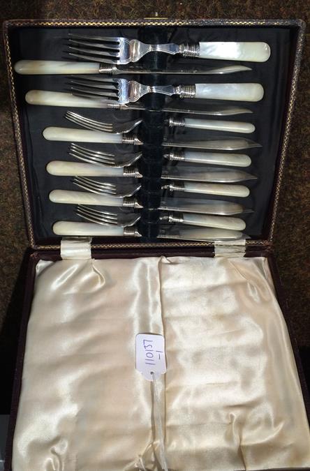 A Cased Set of Victorian Silver-Mounted Ivory Fish knives and forks, by Mappin and Webb, each with - Image 8 of 21