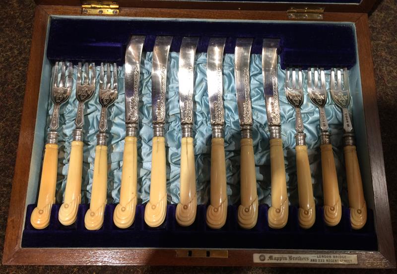 A Cased Set of Victorian Silver-Mounted Ivory Fish knives and forks, by Mappin and Webb, each with - Image 3 of 21