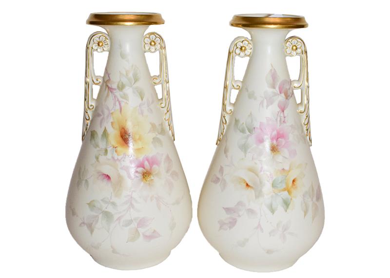 A pair of Worcester China Works vases (2)