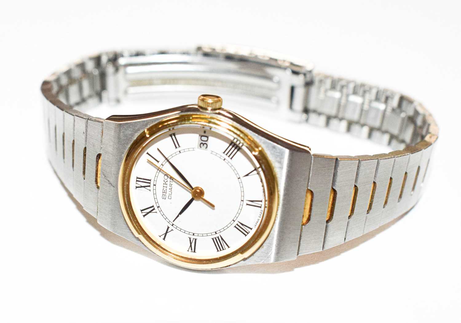 A Seiko wristwatch; a plated alarm wristwatch; and a 9 carat gold wristwatch - Image 3 of 4