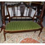 An Edwardian mahogany parlour sofa 116cm wide