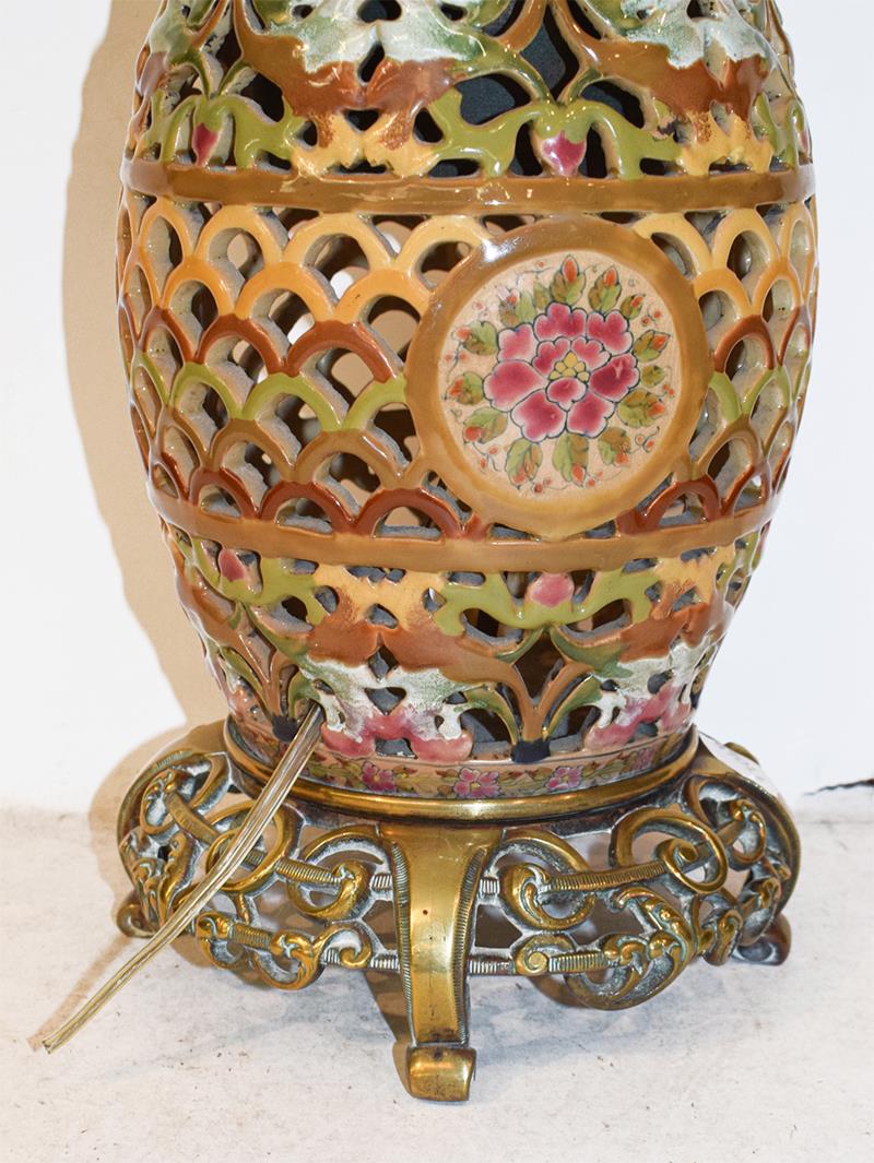 A reticulated pottery based oil lamp, probably Zsolnay, a cut glass table lamp, a large lamp with - Image 9 of 12