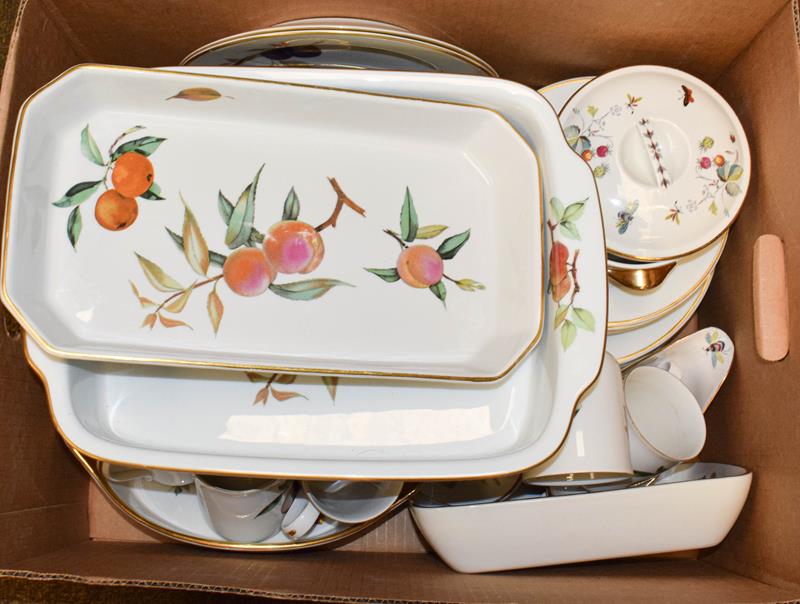 Royal Worcester dinner wares in Evesham and Strawberry Faor patterns (three boxes)