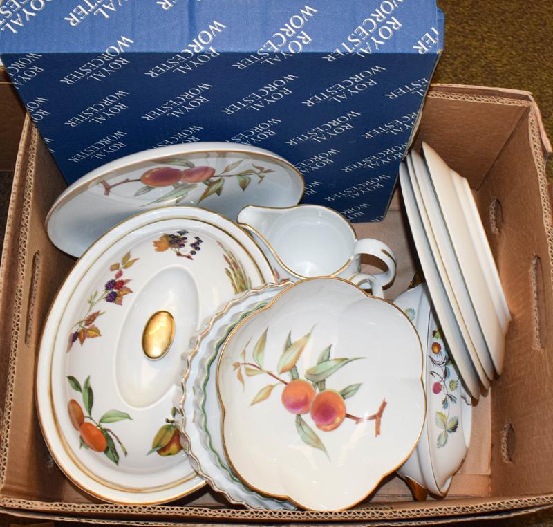 Royal Worcester dinner wares in Evesham and Strawberry Faor patterns (three boxes) - Image 3 of 3