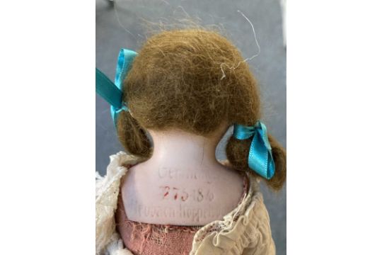 Heubach Koppelsdorf bisque shoulder head doll, impressed 275, original auburn wig, sleeping blue - Image 5 of 8