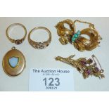 9ct and other gold and yellow metal antique jewellery brooches, rings and a locket, combined