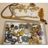 Mixed lot of vintage gilt metal jewellery