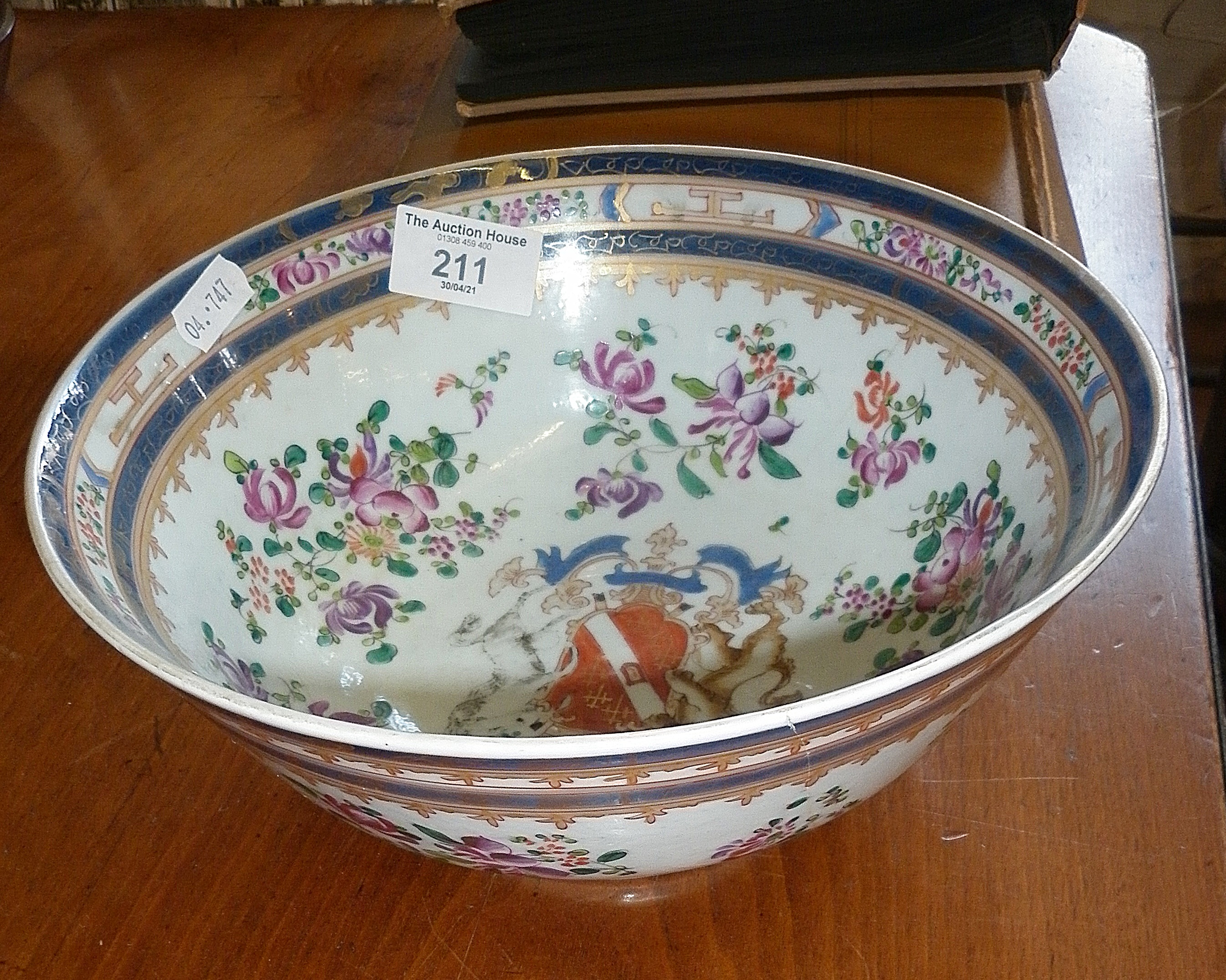 18th/19th c. Chinese Armorial bowl, 23cm diameter (hairline crack)