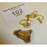 Gold and chalcedony fob seal (tests as 9ct +), and a pair of faux pearl earrings marked as 9ct