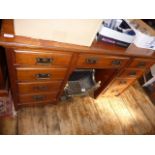 Edwardian mahogany kneehole desk of 9 drawers