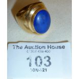 18ct gold hallmarked gent's signet ring set with a lapis lazuli cabochon, gross weight 9g
