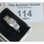 18ct gold Art Deco ring with three diamonds in a platinum setting (small repair) - approx. 2g