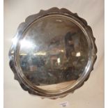 Large silver salver with scalloped edge - Walker & Hall, Sheffield 1939, approx. 985g
