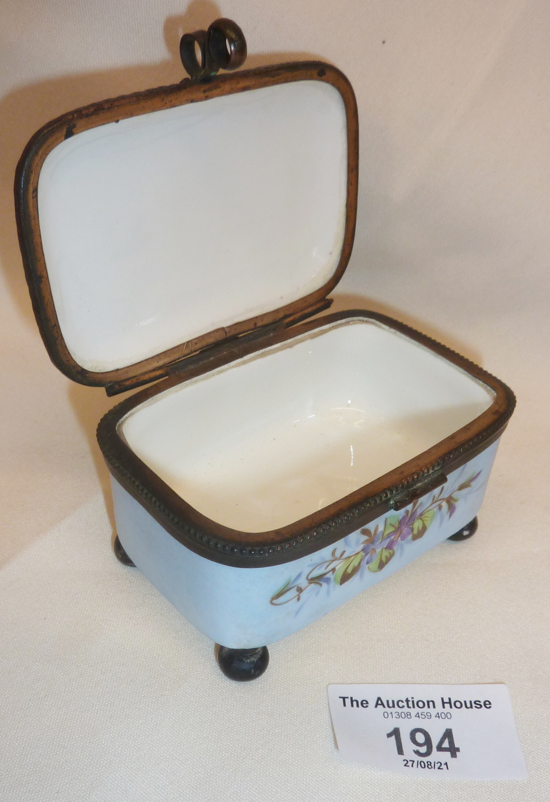 Continental porcelain trinket box decorated with a hand-painted cupid to lid - Image 2 of 2