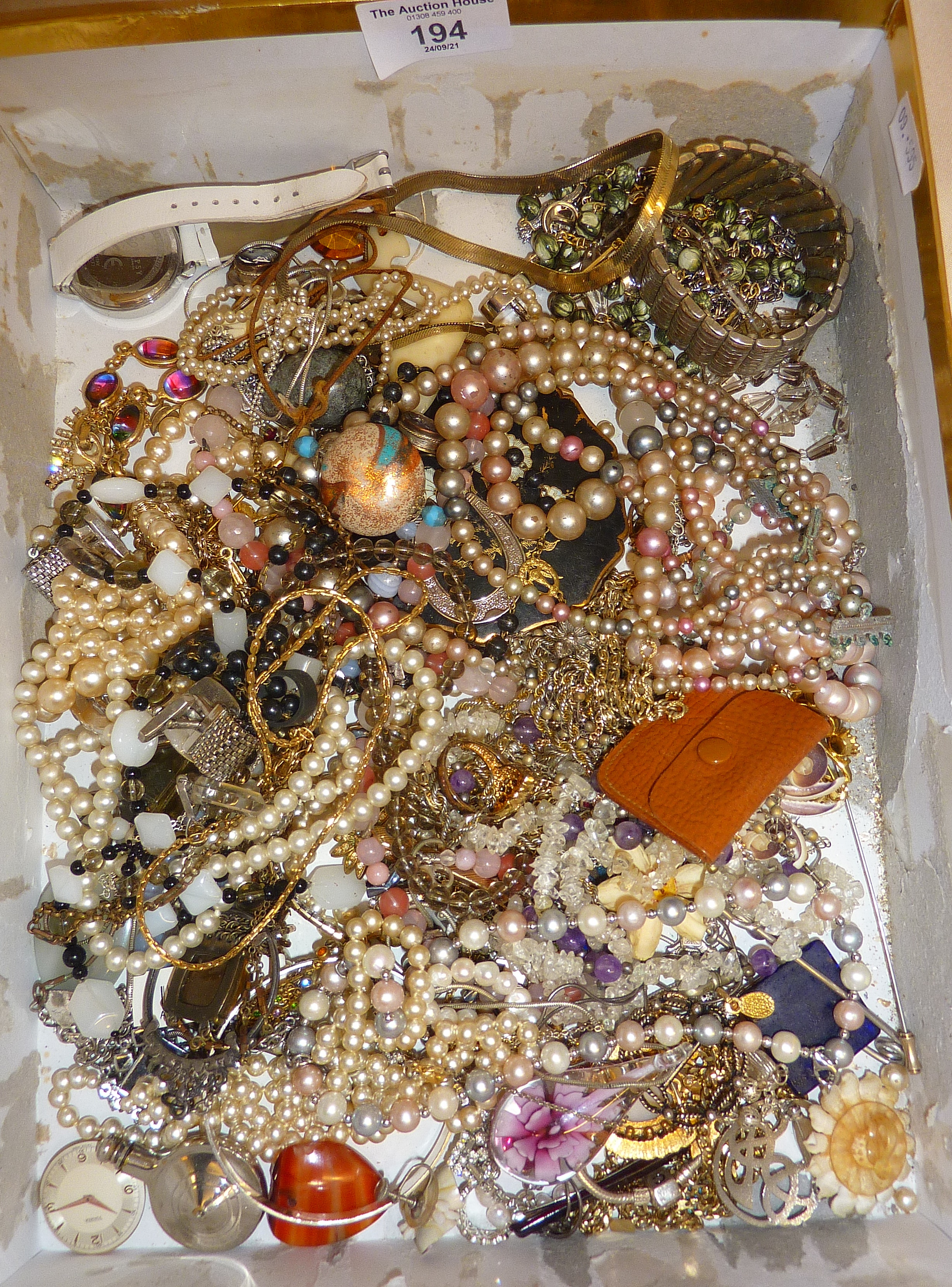 Good quantity of vintage and modern costume jewellery, inc. pink pearl necklace