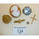 Antique jewellery: Victorian shell cameo in 9ct gold mount, 9ct gold crucifix pendant, 9ct bar