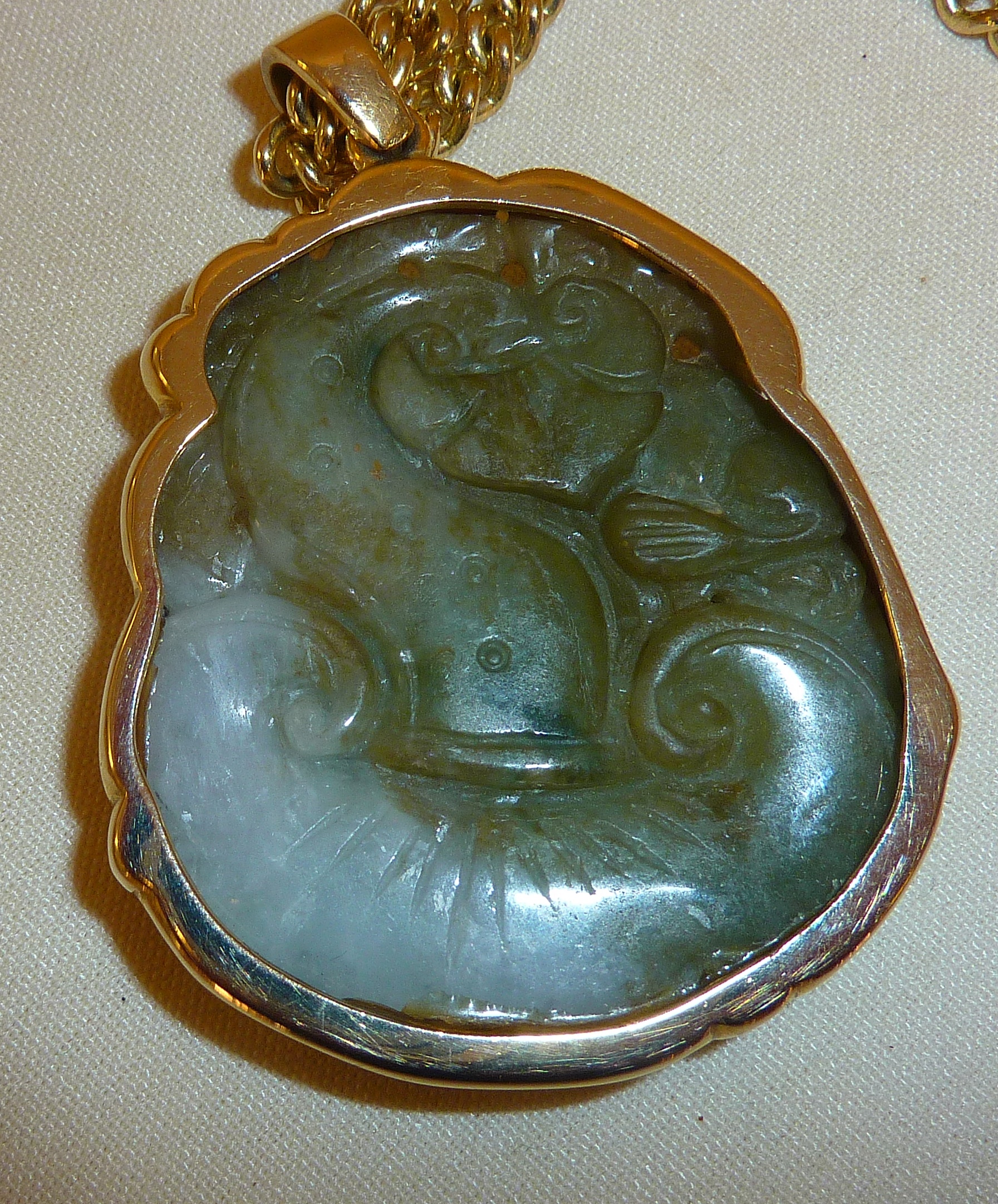 Chinese double-sided carved jade pendant in the form of a monkey on Lingzhi fungus with 9ct gold - Image 2 of 3