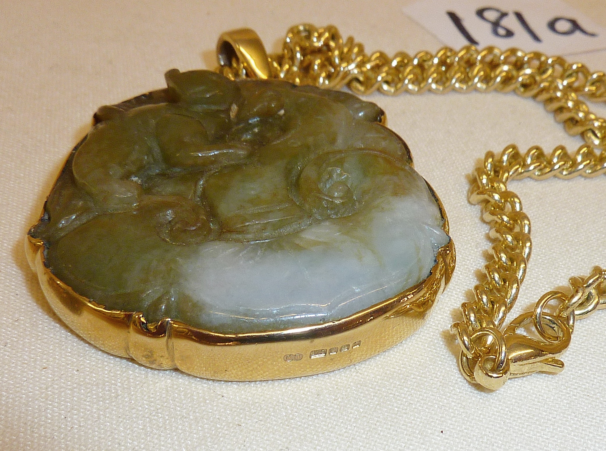 Chinese double-sided carved jade pendant in the form of a monkey on Lingzhi fungus with 9ct gold - Image 3 of 3