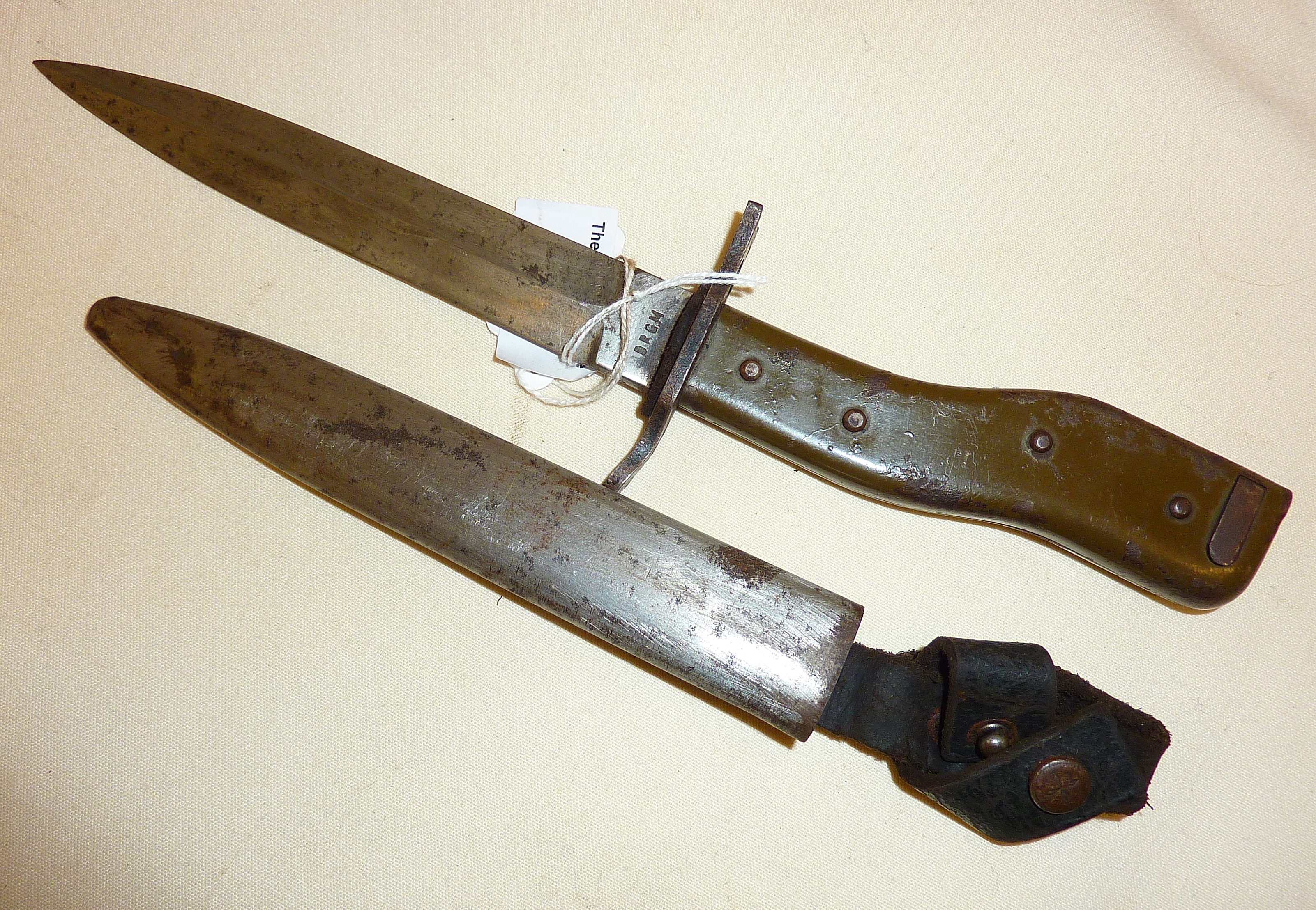 WW1 German trench bayonet/fighting knife, marked to blade as DRGM DEMAG DUISBURG, and measuring - Image 2 of 4