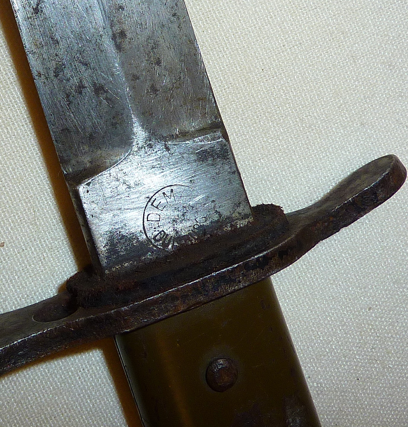 WW1 German trench bayonet/fighting knife, marked to blade as DRGM DEMAG DUISBURG, and measuring - Image 4 of 4