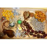 Vintage costume jewellery including brooches