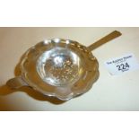 Silver tea strainer hallmarked for Sheffield 1925, Pinder Brothers, approx. 37g.