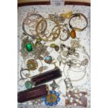 Box of vintage jewellery inc. sterling silver bracelets, a Navajo Sterling lizard brooch, antique