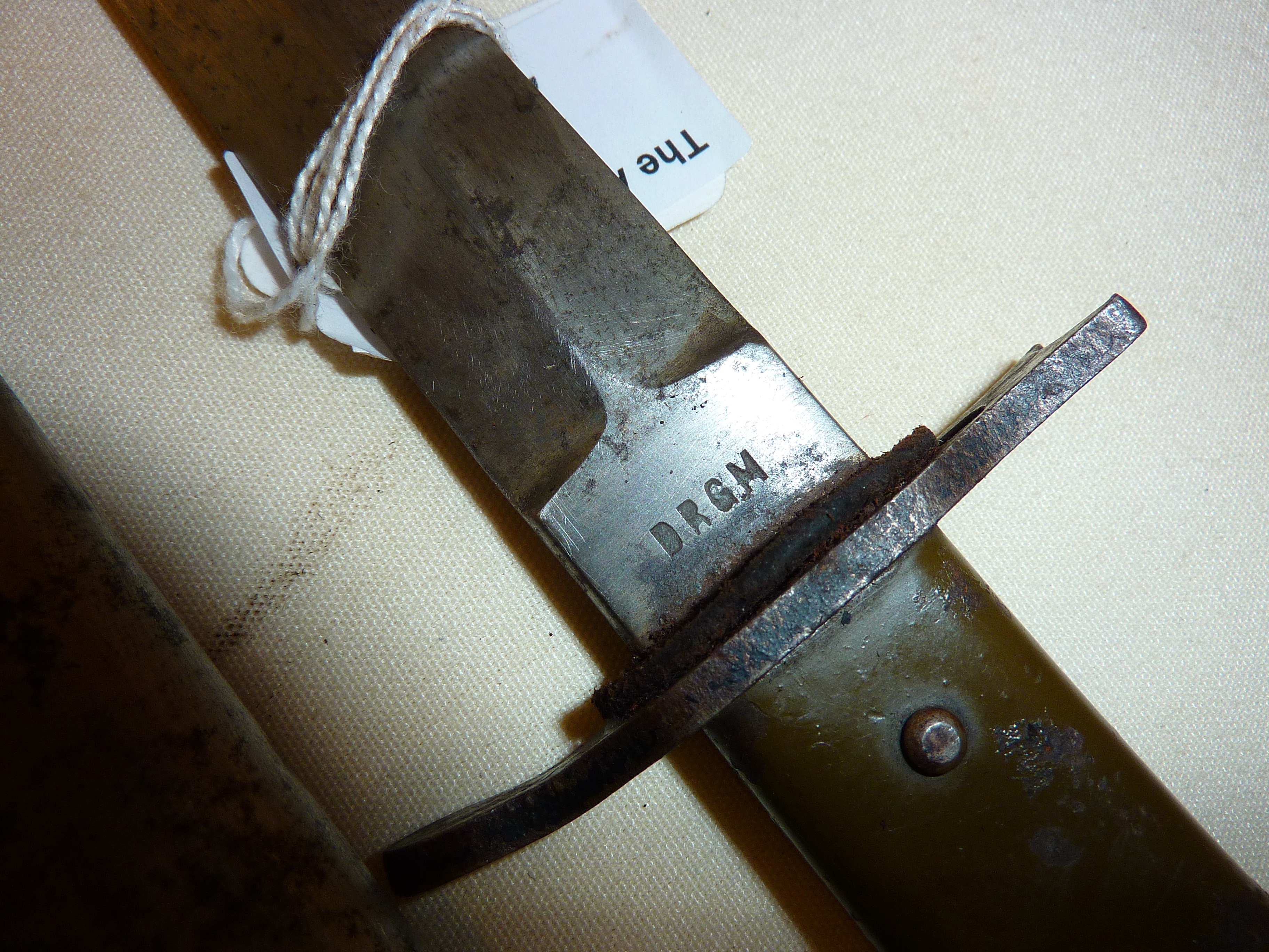WW1 German trench bayonet/fighting knife, marked to blade as DRGM DEMAG DUISBURG, and measuring - Image 3 of 4