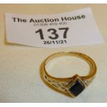 9ct gold ring with black stone, approx. UK size J and weight 1.5g