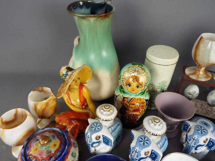 A mixed lot comprising ceramics to include Wedgwood, Royal Worcester, Oriental ceramics and similar, - Image 5 of 5