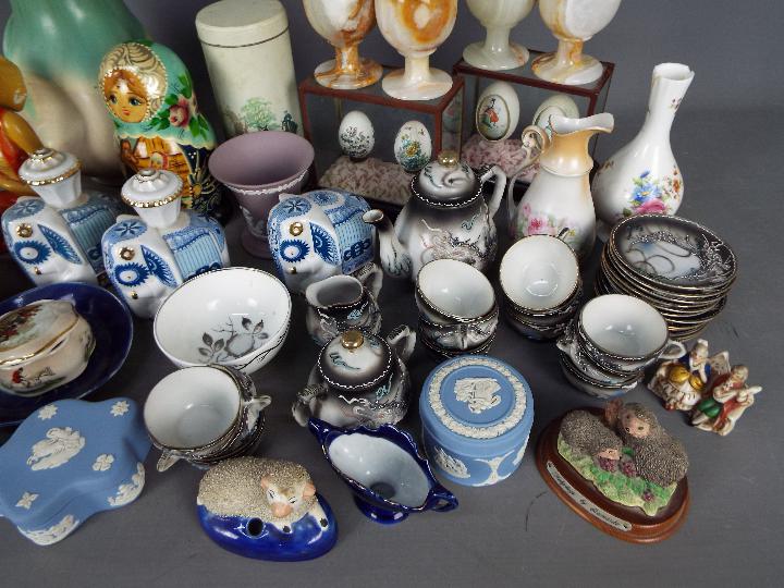 A mixed lot comprising ceramics to include Wedgwood, Royal Worcester, Oriental ceramics and similar, - Image 3 of 5