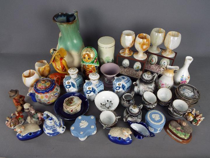 A mixed lot comprising ceramics to include Wedgwood, Royal Worcester, Oriental ceramics and similar,