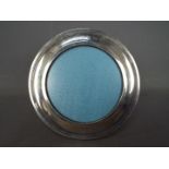 A circular Silver photo frame, 14.