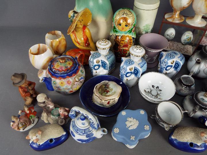 A mixed lot comprising ceramics to include Wedgwood, Royal Worcester, Oriental ceramics and similar, - Image 2 of 5