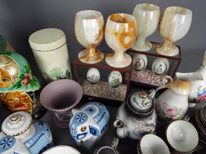 A mixed lot comprising ceramics to include Wedgwood, Royal Worcester, Oriental ceramics and similar, - Image 4 of 5