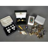 Mixed lot to include costume jewellery brooches,