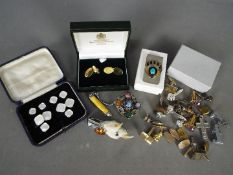 Mixed lot to include costume jewellery brooches,