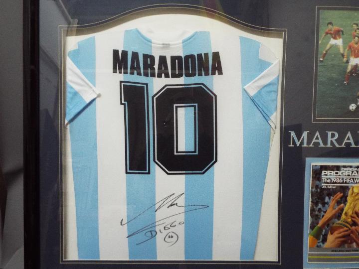 Diego Maradona (1960 - 2020) - A framed sporting montage comprising an Argentina 1986 replica shirt - Image 2 of 5