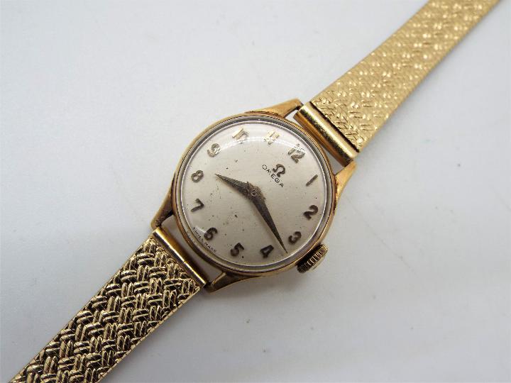 A lady's 9ct gold cased Omega wristwatch with replacement bracelet,
