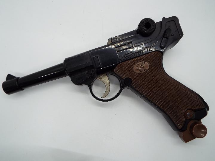 A vintage Japanese airsoft gun in the form of a Luger, model 72, by Falcon. - Image 2 of 5