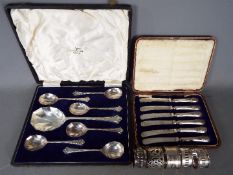 A cased set of George V silver handled butter knives, Sheffield assay 1911,