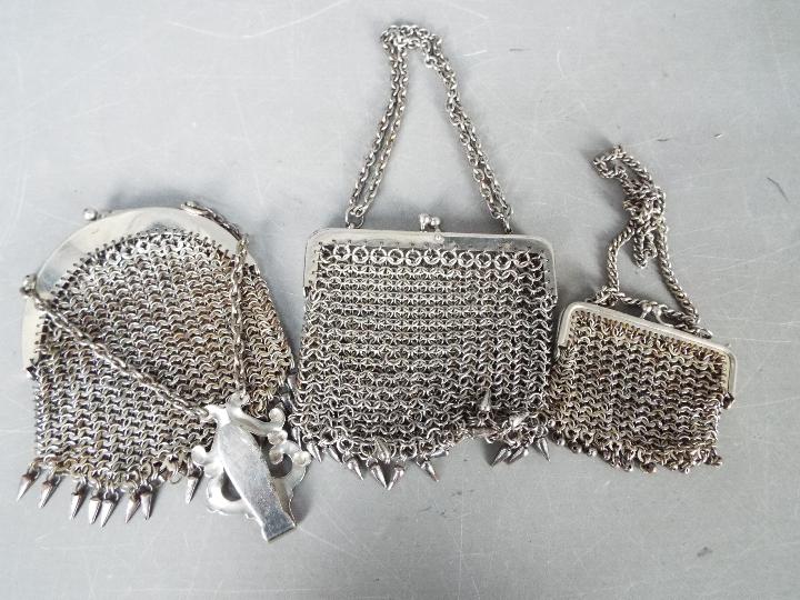 A lot to include mesh purses, silver plated evening belts and other. - Image 4 of 5