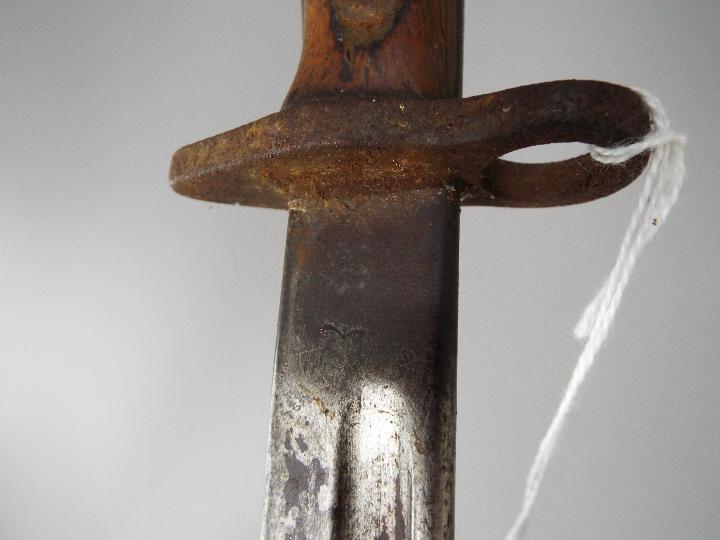 A World War One (WW1 / WWI) sword bayonet, pattern 1907 with steel scabbard, blade 43 cm (l). - Image 4 of 5