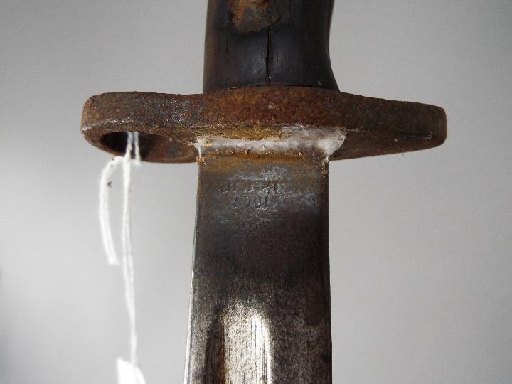 A World War One (WW1 / WWI) sword bayonet, pattern 1907 with steel scabbard, blade 43 cm (l). - Image 5 of 5