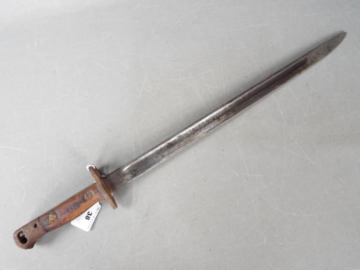 A World War One (WW1 / WWI) sword bayonet, pattern 1907 with steel scabbard, blade 43 cm (l). - Image 2 of 5