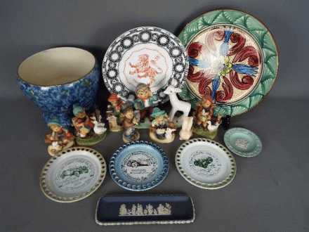 A mixed lot of ceramics to include Humme