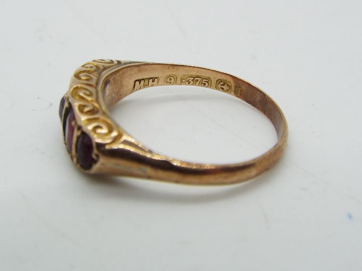 A 9ct gold and garnet ring, size O + ½, approximately 1.9 grams all in. - Image 5 of 6