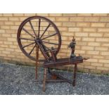 A vintage spinning wheel measuring approximately 100 cm x 102 cm x 47 cm.