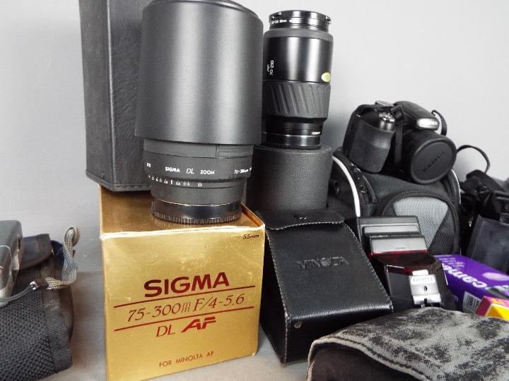 Photography - A collection of cameras, lenses and other accessories. - Image 5 of 6