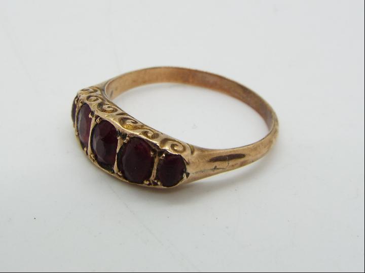 A 9ct gold and garnet ring, size O + ½, approximately 1.9 grams all in. - Image 3 of 6